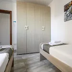 F11 2, Private Two Single Beds Shared Bathroom In Shared Flat *