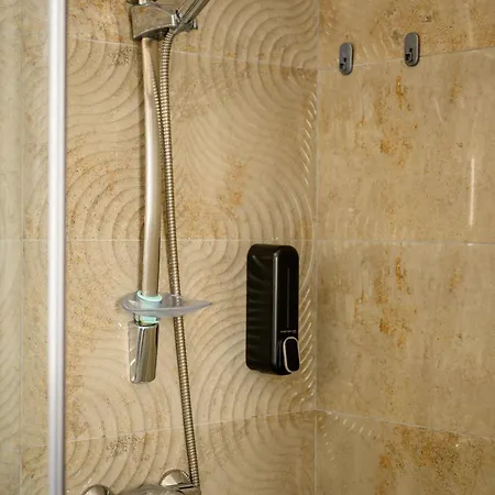 F11 2, Private Two Single Beds Shared Bathroom In Shared Flat Ubytování v soukromí *