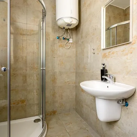 Ubytování v soukromí F11 2, Private Two Single Beds Shared Bathroom In Shared Flat