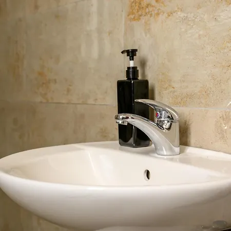 Ubytování v soukromí F11 2, Private Two Single Beds Shared Bathroom In Shared Flat *