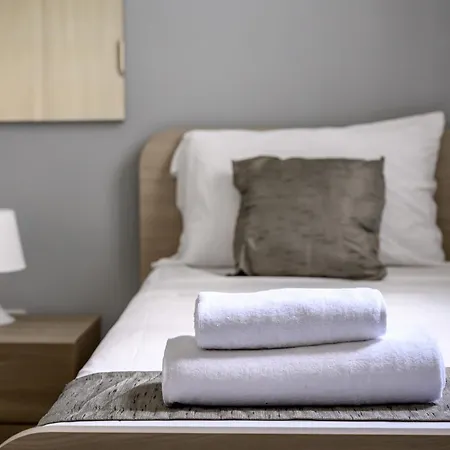 F11 2, Private Two Single Beds Shared Bathroom In Shared Flat Ubytování v soukromí *