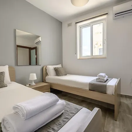 Ubytování v soukromí F11 2, Private Two Single Beds Shared Bathroom In Shared Flat