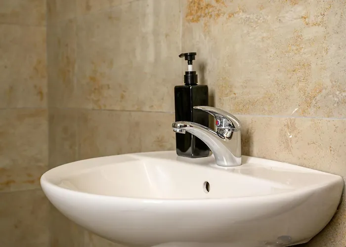 Проживание в семье F11 2, Private Two Single Beds Shared Bathroom In Shared Flat *