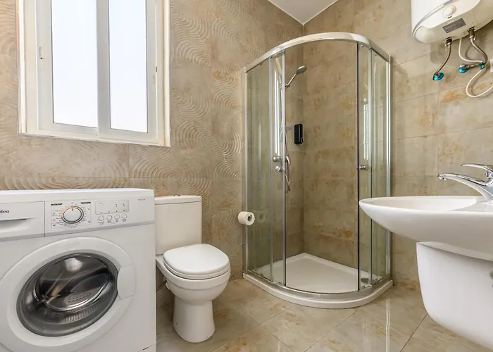 F11 2, Private Two Single Beds Shared Bathroom In Shared Flat Проживание в семье