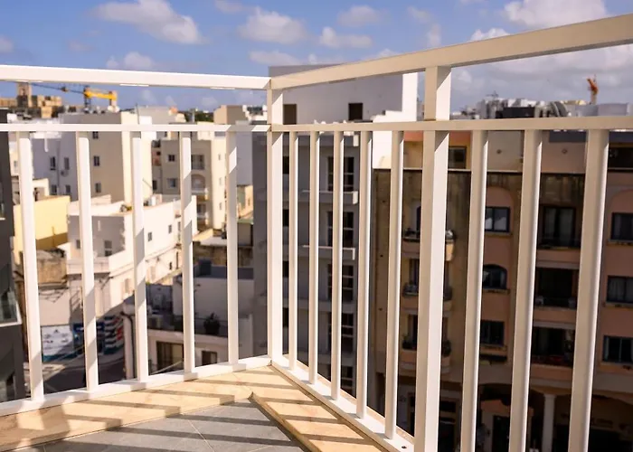 Проживание в семье F11 2, Private Two Single Beds Shared Bathroom In Shared Flat *