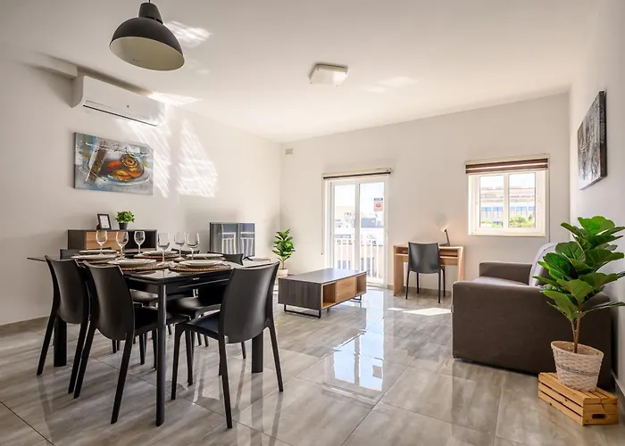 Проживание в семье F11 2, Private Two Single Beds Shared Bathroom In Shared Flat Мсида