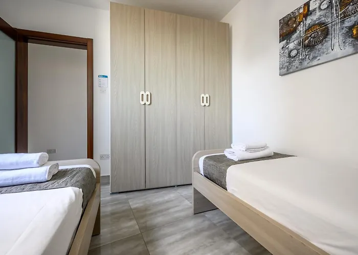 F11 2, Private Two Single Beds Shared Bathroom In Shared Flat *