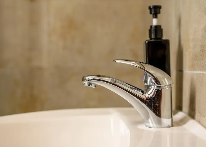 F11 2, Private Two Single Beds Shared Bathroom In Shared Flat