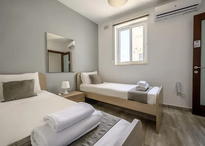 Проживание в семье F11 2, Private Two Single Beds Shared Bathroom In Shared Flat