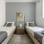 Alloggio in famiglia F11 2, Private Two Single Beds Shared Bathroom In Shared Flat