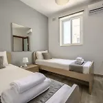 Alloggio in famiglia F11 2, Private Two Single Beds Shared Bathroom In Shared Flat