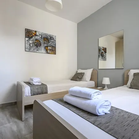 F11 2, Private Two Single Beds Shared Bathroom In Shared Flat * Msida