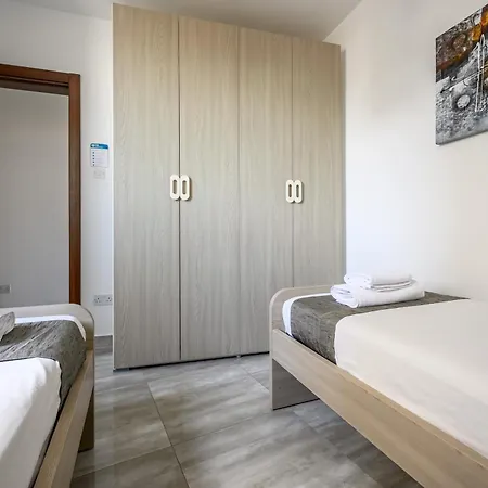 F11 2, Private Two Single Beds Shared Bathroom In Shared Flat *