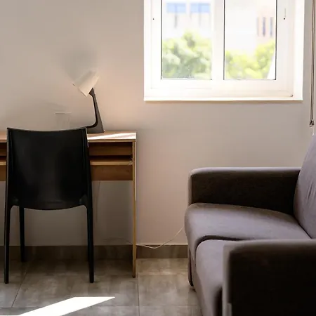 F11 2, Private Two Single Beds Shared Bathroom In Shared Flat מסידה