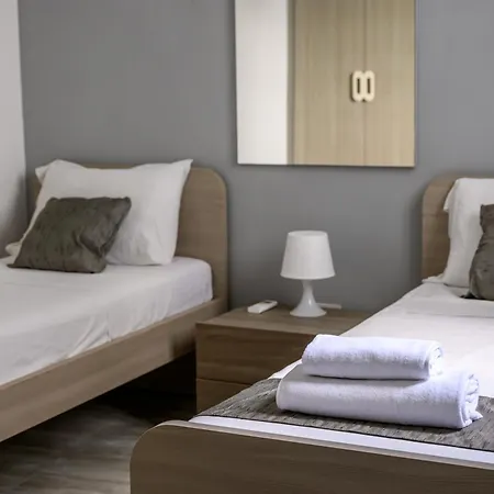 F11 2, Private Two Single Beds Shared Bathroom In Shared Flat בית אירוח