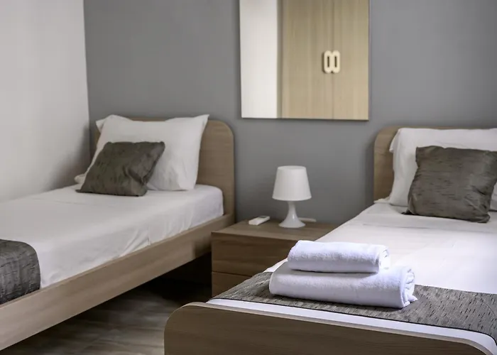 F11 2, Private Two Single Beds Shared Bathroom In Shared Flat Habitación en casa particular